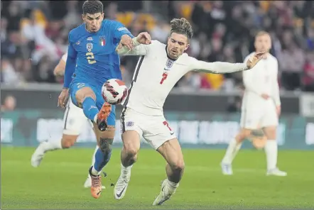  ?? Foto: efe ?? Giovanni Di Lorenzo y Jack Grealish, en pugna ayer en un Molineux a puerta cerrada debido a la sanción a Inglaterra