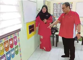  ?? (Foto BERNAMA) ?? Mohd Hanafiah melihat kesan banjir ketika melawat TABIKA KEMAS Alor Gunung di Alor Setar, semalam.