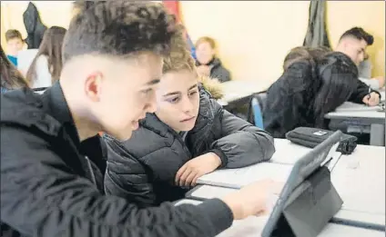  ?? FOTO: ESCOLA LLEÓ XIII ?? Jorge Carrasco y Fermín López, otros dos jugadores del Barça que acuden a las aulas por la mañana y entrenan por la tarde