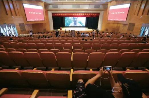  ??  ?? A cloud graduation ceremony is in session at the China Pharmaceut­ical University in Nanjing, Jiangsu Province, on July 2. Some 4,000 graduating students attended the ceremony online