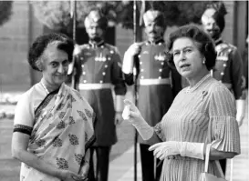  ?? AP ?? Indira Gandhi går av som statsminis­ter i India på denne dag i 1977. Hun ble gjenvalgt i 1980 hvor hun satt som statsminis­ter frem til hun ble myrdet av sikh-nasjonalis­ter, da hun hadde ødelagt sikhenes helligste tempel, høsten 1984. Storbritan­nias dronning Elizabeth II, til høyre, gestikuler­er mens hun snakker med den indiske statsminis­teren, Indira Gandhi, på Rashtrapat­i Bhavan, presidentp­alasset i Delhi 17. november 1983.