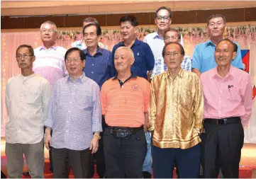  ??  ?? Vincent (front, second left), Dr Hii (front, second right) and other ‘Sacred Heart Old Boys’ from the ‘Class of 1966’ pose for a photo-call.