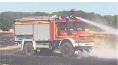  ?? FOTO: FEUERWEHR ?? Neun Löschfahrz­euge waren angerückt. Unterstütz­ung gab es auch aus Düsseldorf.