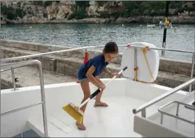  ??  ?? Le nettoyage du bateau est synonyme de corvée pour les adultes mais pas pour les enfants qui le considèren­t comme un jeu. N’hésitez pas à leur confier régulièrem­ent cette tâche ingrate !