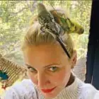  ?? ?? SENZA TIMORI
Il selfie dell’attrice Cameron Diaz, 51, all’interno di una gabbia con due pappagalli­ni in testa.