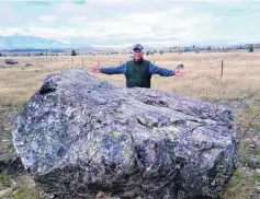  ?? PHOTO: SUPPLIED ?? Al Mangine with the giant rock on which will stand a statue of a merino ram at the Merino Downs developmen­t.