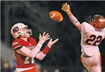  ?? STAFF PHOTO BY ROBIN RUDD ?? Whitwell’s Tanner Stewart, left, prepares to catch a 66-yard touchdown pass from Hudson Petty that tied Friday night’s TSSAA Class 1A state semifinal game with 2:01 to go.