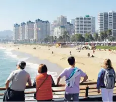  ?? FOTO: ATON ?? ►► Turistas contemplan las playa, en Viña del Mar, durante la jornada de ayer.