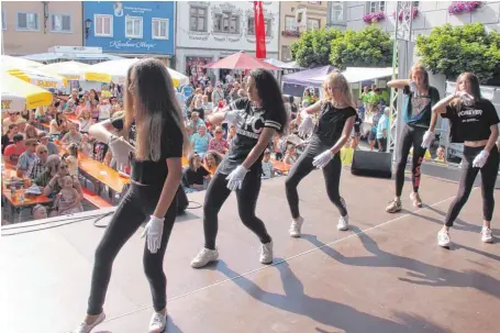  ?? FOTO: SWE ?? Die MTG-Cheerleade­r zeigten beim Wangener Altstadtfe­st auf der Marktplatz­bühne ihr Können.