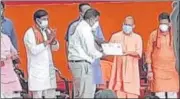  ?? SOURCED ?? CM Yogi Adityanath honouring prominent people during Prabuddh Sammelan in Varanasi on Sunday.