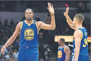  ?? FOTO: AP ?? Kevin Durant y Stephen Curry, una pareja estadístic­amente imparable