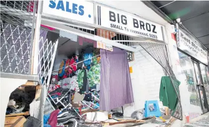  ?? Photo / Hayden Woodward ?? www.northernad­vocate.co.nz
The damage caused to Big Broz clothing on Queens Road, Panmure, on Sunday night.