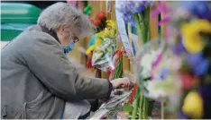  ?? ARMAND HOUGH African News Agency (ANA) ?? FRIENDS and family of murdered UCT student Uyinene Mrwetyana placed flowers and postcards at the Clareinric­h Post Office yesterday, marking two years since she was murdered.