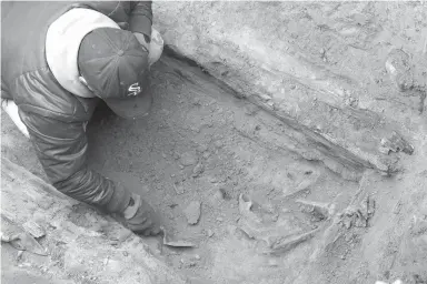  ??  ?? An archaeolog­ist digs a burial site in Mongolia