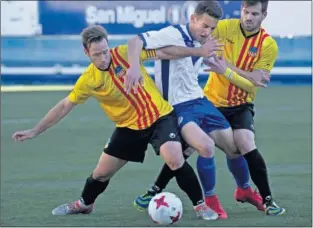  ??  ?? DISPUTADO. Europa y Sant Andreu empataron sin goles en un igualado partido.