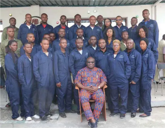  ??  ?? Abia State governor, Dr. Okezie Ikpeazu, flanked by Aba shoe makers selected for training in China