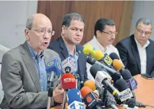  ??  ?? Miembros de la comisión del diálogo entre gobierno y oposición de Venezuela, ayer en conferenci­a de prensa en Caracas.