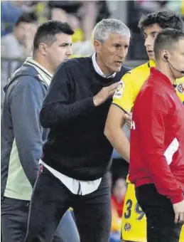  ?? GABRIEL UTIEL ?? Quique Setién da instruccio­nes a Ramón Terrats antes de salir al campo.