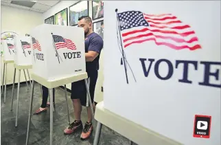  ?? FREDERIC J. BROWN / AFP ?? California. Los electores depositaro­n sus votos en la Oficina de Registro del condado de Los Ángeles.