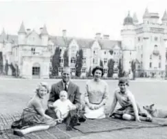  ?? // GTRES ?? La Reina Isabel II junto a su familia en Balmoral