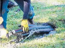  ?? SOUTH FLORIDA SUN SENTINEL FILE ?? A Florida Power & Light Co. worker buries a power line.