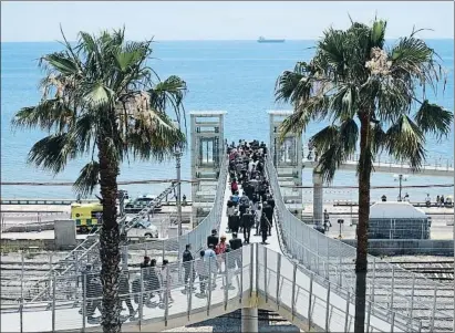  ?? XAVI JURIO ?? La recién estrenada pasarela, construida por el puerto, une la ciudad con su paseo marítimo