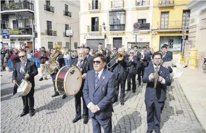  ?? ANDRÉS RODRÍGUEZ ?? La Banda Municipal de Música de Badajoz, ayer, en la plaza de España.