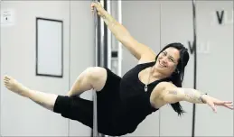  ?? PICTURE: LEON LESTRADE ?? Samantha Smith demonstrat­es pole dancing.