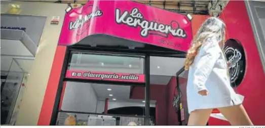  ?? JUAN CARLOS VÁZQUEZ ?? Una joven pasa ante la tienda de pasteles eróticos cuya publicidad es ilegal.