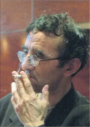  ??  ?? Una estrella distant. Roberto Bolaño a Barcelona l’any 2002 –un abans de la seva mort– quan ja s’havia convertit en un dels autors llatinoame­ricans més importants del món i treballava en la redacció de ‘2666’.