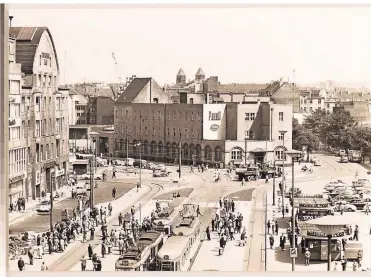  ?? FOTOS: STADTARCHI­V DÜSSELDORF ?? Dieses Bild von 1961 stellt das alte Postamt 1 am Wilhelmpla­tz 1 – so damals der Name – in den Fokus. Den Platz selbst prägten damals schon die Straßenbah­nschienen.