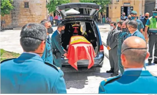  ?? VANESA LOBO ?? Varios guardias civiles se disponen a llevar el féretro a la capilla ardiente instalada en el Cabildo Viejo de Jerez.