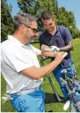  ?? Foto: Michael Hochgemuth ?? Zwei Fußballer, die das Golffieber ge packt hat: Ralph Rakisits und Christian Cappek.