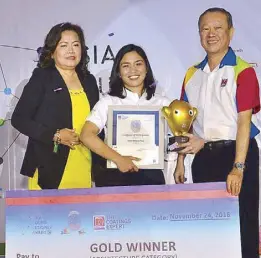  ??  ?? Architectu­re Gold Prize winner Maria Rebecca Plaza from National University (center) is flanked by category head judge architect Nina Bailon-Arce and Nippon Paint Malaysia group managing director Yaw Seng Heng