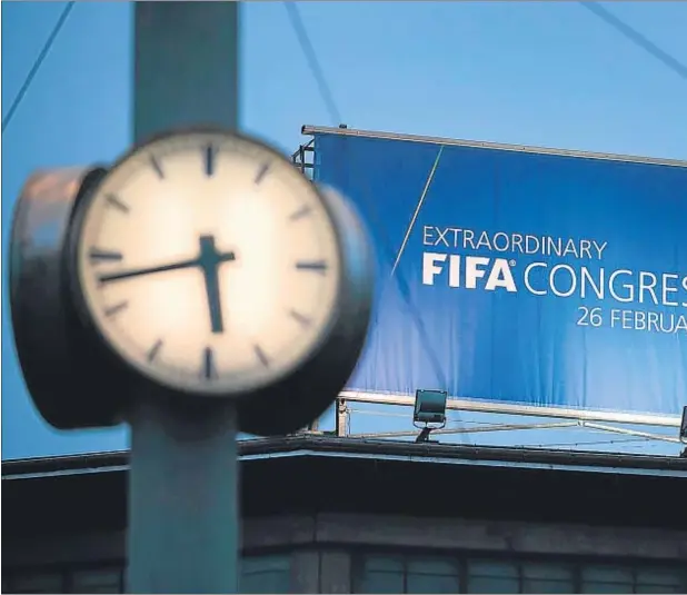  ??  ?? Las federacion­es del fútbol mundial escogen hoy en Zurich al nuevo presidente de la FIFA tras la era Blatter