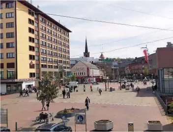  ?? FOTO: PRAMS ?? Wenn sich Kinder auf dem Lübbener Platz den Ball zuschießen, gefährdet das den Verkehr, findet die Stadt.