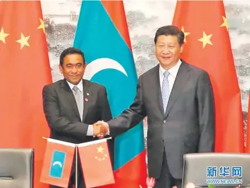  ?? ?? El entonces presidente de Maldivas Abdulla Yameen (izq.), aquí, junto con el mandatario chino Xi Jimping, en 2014. Foto MRE de China.