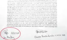  ??  ?? En círculo, la firma supuestame­nte falsa y el número de cédula equivocado que colocó Mirtha Isabel Torres Alfonso en la denuncia que le tomaron en Interior.