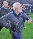  ?? FOTO: DPA ?? Ivan Savvidis trug bei seinem „Platzsturm“sichtbar eine Waffe.