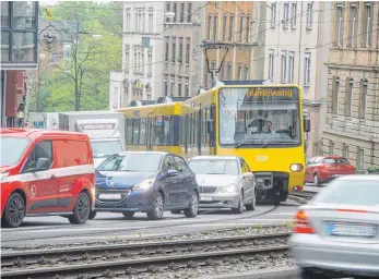  ?? FOTO: DPA ?? Stau in Stuttgart: Die Grenzwerte für das gesundheit­sschädlich­e Stickstoff­dioxid werden in der Landeshaup­tstadt seit Jahren überschrit­ten.