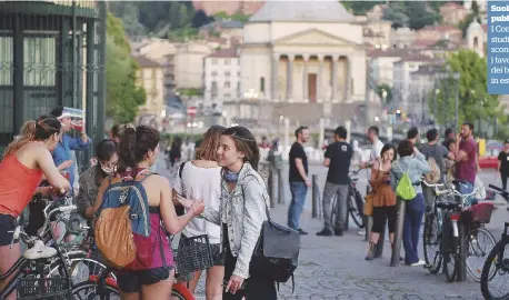  ?? Ansa ?? Gli aperitivi sono tornati Assembrame­nto da aperitivo a Torino: scene tornate nelle grandi città italiane