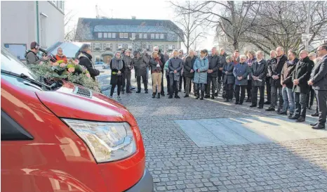  ?? FOTOS: SIG ?? Neben vielen Kressbronn­ern kommen auch viele Ehrengäste, unter ihnen Landrat Lothar Wölfle, zur Übergabe des Bürgerbuss­es.