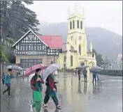  ?? DEEPAK SANSTA / HT ?? ■ People taking a stroll during the rain on The Ridge in Shimla on Saturday.