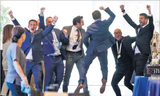  ??  ?? EUFORIA. Gerard Piqué (derecha) celebra con el equipo de Kosmos el resultado favorable a su proyecto de Copa Davis en la votación de la ITF en Orlando.