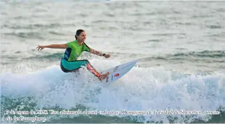 ??  ?? 7 de enero de 2020. Una aficionada al surf en la playa Dongyong de la ciudad de Shenzhen, provincia de Guangdong.