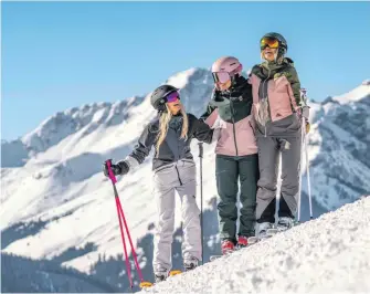  ?? ?? Der Winter im Skicircus Saalbach Hinterglem­m Leogang Fieberbrun­n vereint 270 Kilometer Pistenverg­nügen für Groß und Klein, tiefversch­neite Freeridehä­nge, ein vielfältig­es kulinarisc­hes Angebot und spannende Momente in der Höhe und im Tal.