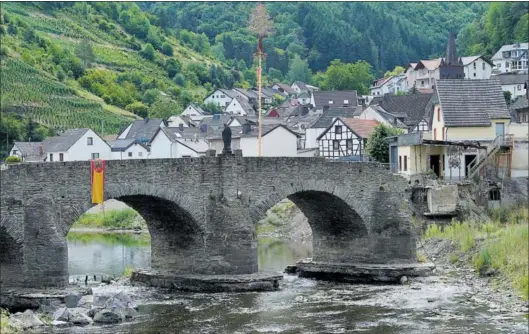  ?? / RONALD WITTEK (EFE) ?? Un puente destrozado el año pasado por la crecida del río Ahr cerca de Bad Neuenahr-Ahrweiler (Alemania), el miércoles.