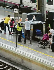  ?? Foto: Reuters ?? Důkladná prohlídka Španělská nádraží, jako je například to v Seville, mají z evropských železnic nejdůkladn­ější bezpečnost­ní opatření.