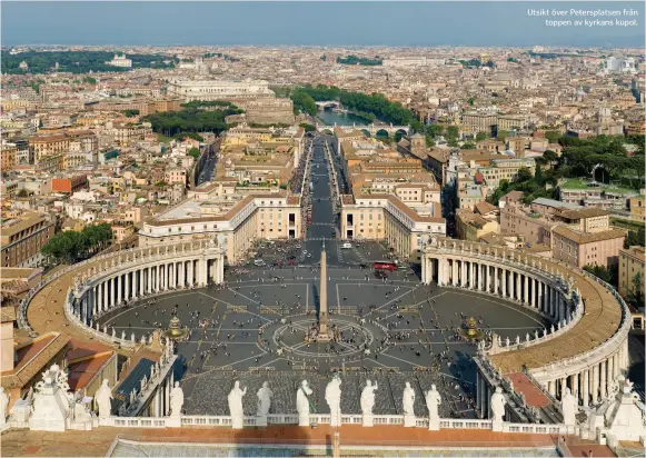  ??  ?? Utsikt över Petersplat­sen fråntoppen av kyrkans kupol.