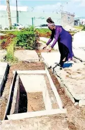  ?? CONTRIBUTE­D ?? Jimmy Jackson’s mother looks on in horror at the spot where she had laid her son 25 years ago. The family says that the remains have disappeare­d from the grave.